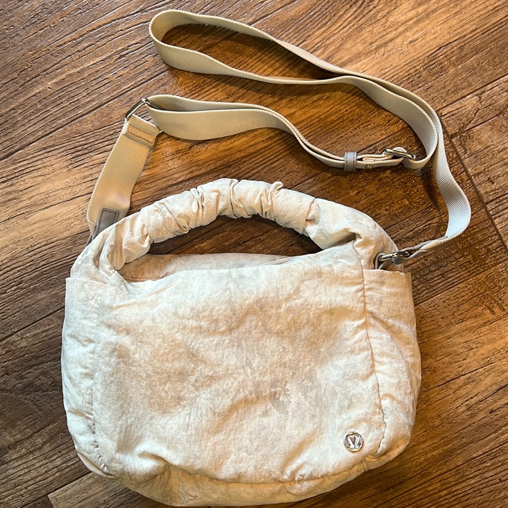 Lululemon Gathered Handle Crossbody
Bag 6L
Aquila White Opal Multi